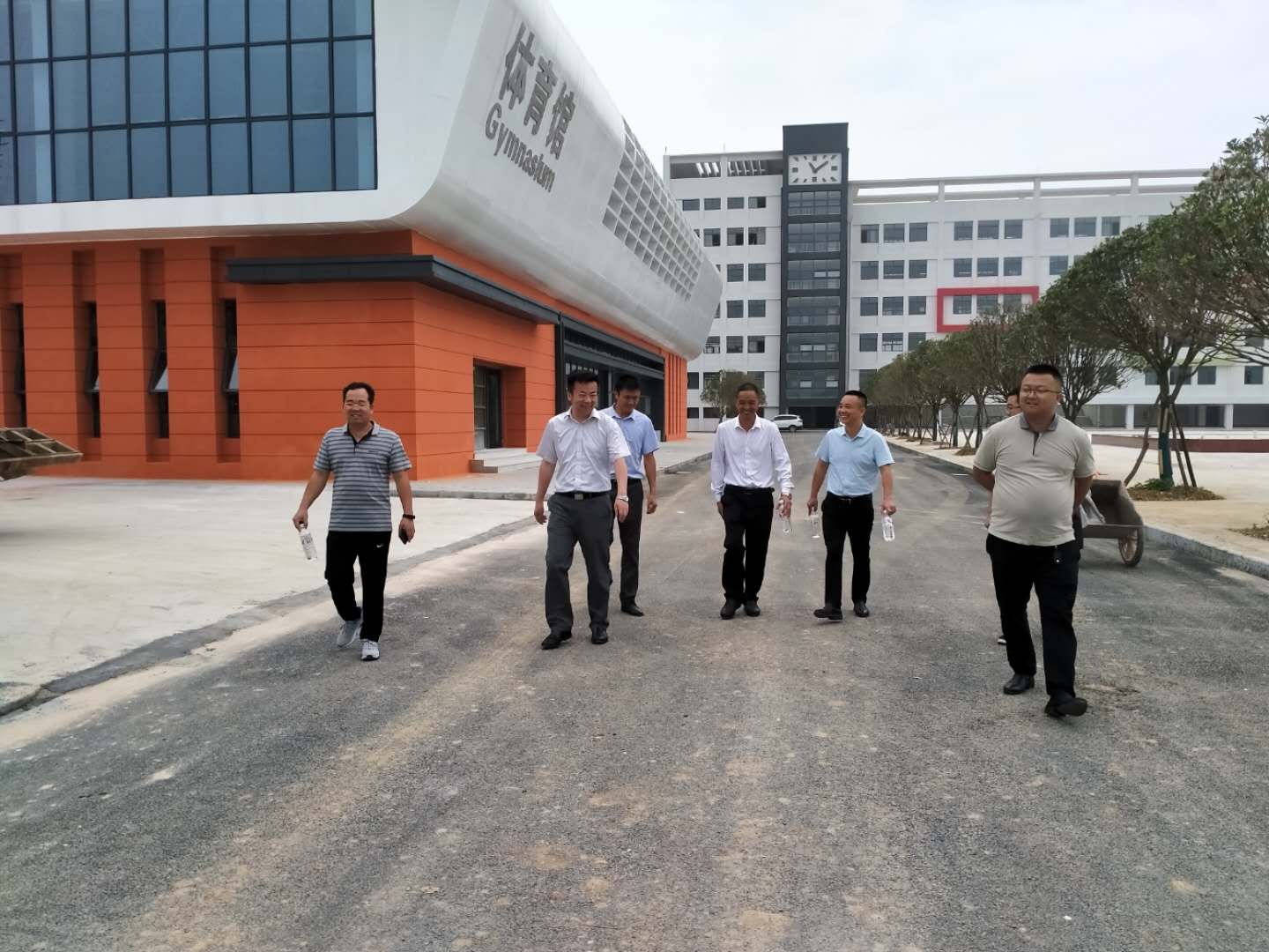 福泉市人民政府王橋順副市長到堡子小學調(diào)研項目工程建設(shè)掃尾工作